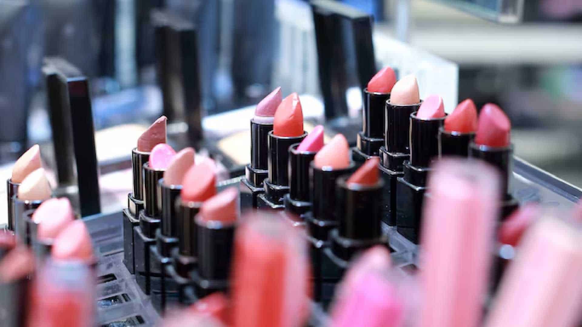 Estos son los mejores colores de labiales para brillar en el verano de 2025 ¿Dónde comprarlos?