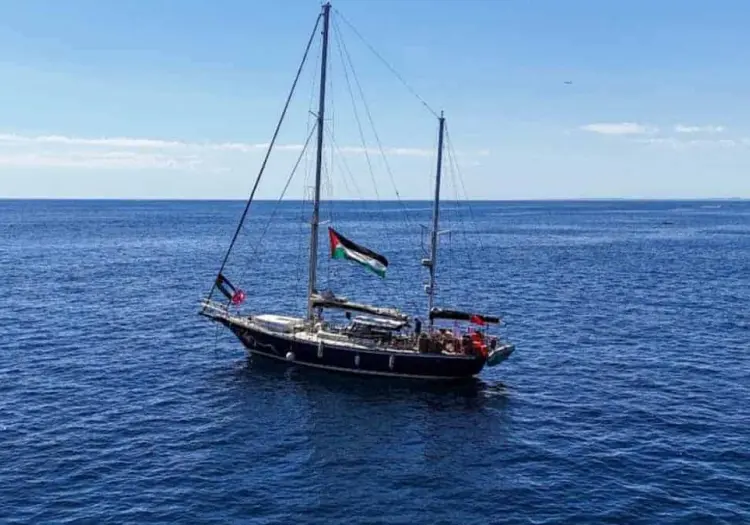 Israel intercepta barco que llevaba ayuda a Gaza y transportaba a Greta Thunberg
