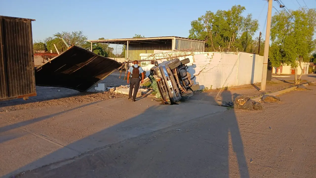 Vuelca camioneta en el Plano Oriente de Ciudad Obregón