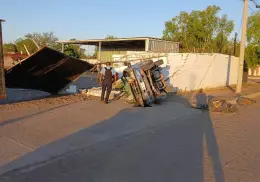 Vuelca camioneta en el Plano Oriente de Ciudad Obregón