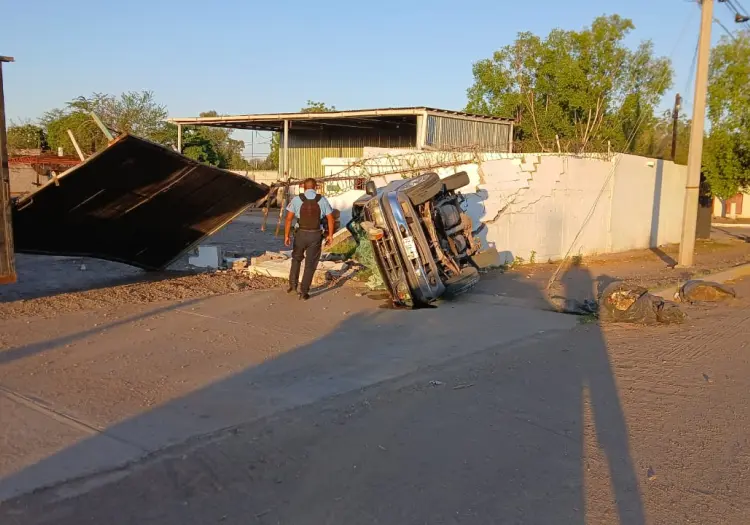 Vuelca camioneta en el Plano Oriente de Ciudad Obregón