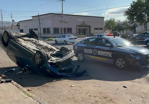 Aparatoso accidente en el bulevar Ramírez de Ciudad Obregón