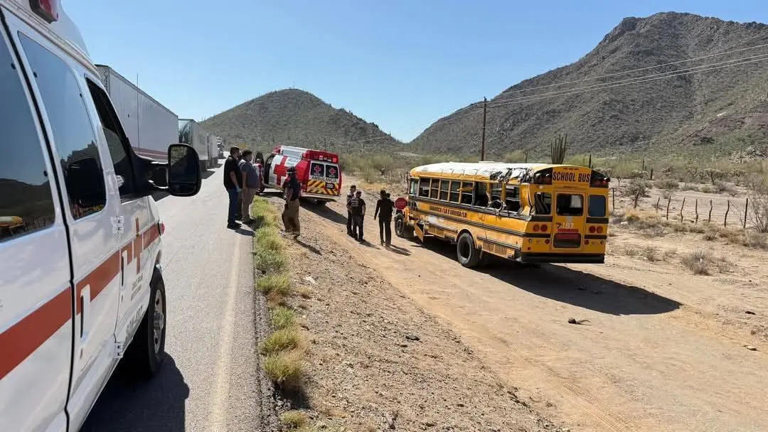 Choca camión de pasajeros en Caborca