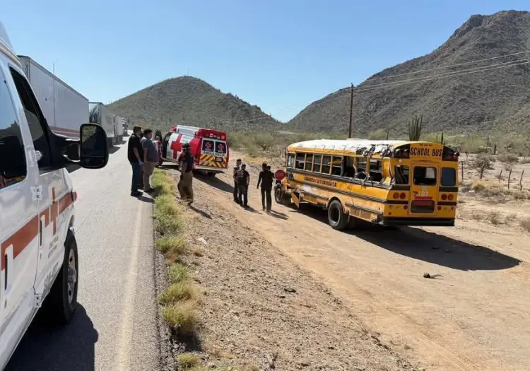 Choca camión de pasajeros en Caborca