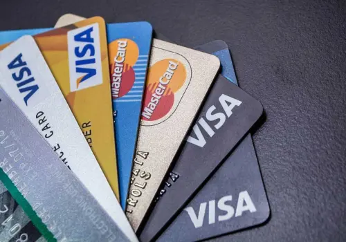 ¿Cuáles son las tarjetas de crédito con el CAT más alto y qué problemas pueden traer?