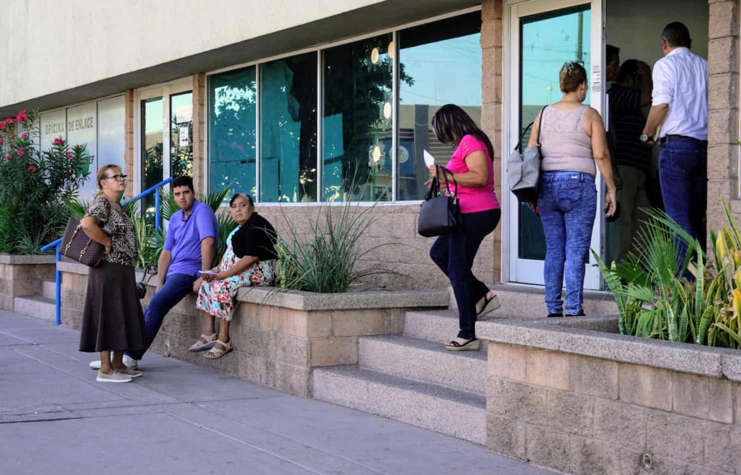 Acuden a Inapam a reponer su tarjeta en Ciudad Obregón