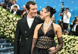 Dua Lipa se compromete con Callum Turner ¿quién es el futuro esposo de la estrella pop?