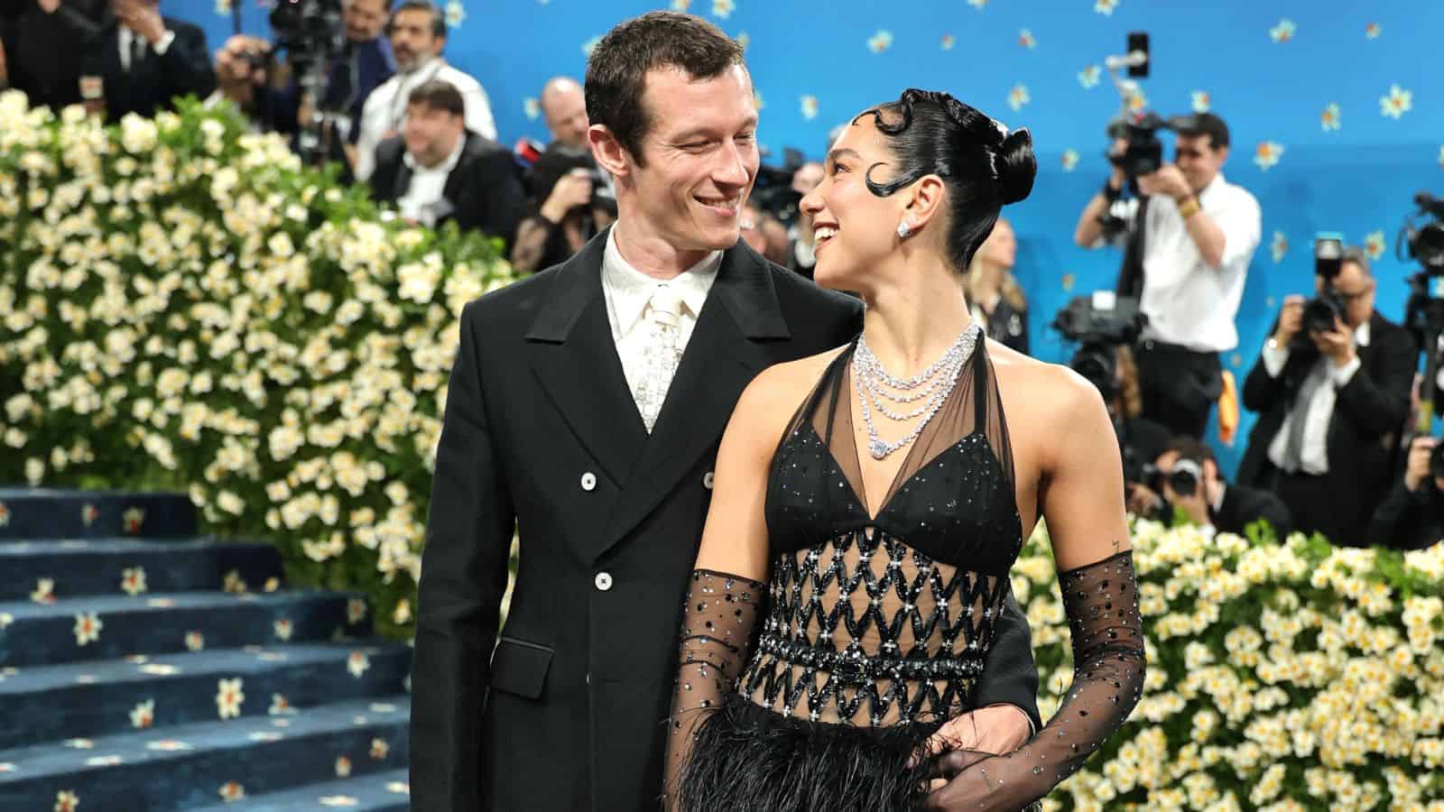 Dua Lipa se compromete con Callum Turner ¿quién es el futuro esposo de la estrella pop?