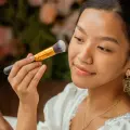 Maquillaje para verte más joven: 3 trucos que realmente funcionan en 2025
