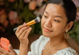 Maquillaje para verte más joven: 3 trucos que realmente funcionan en 2025