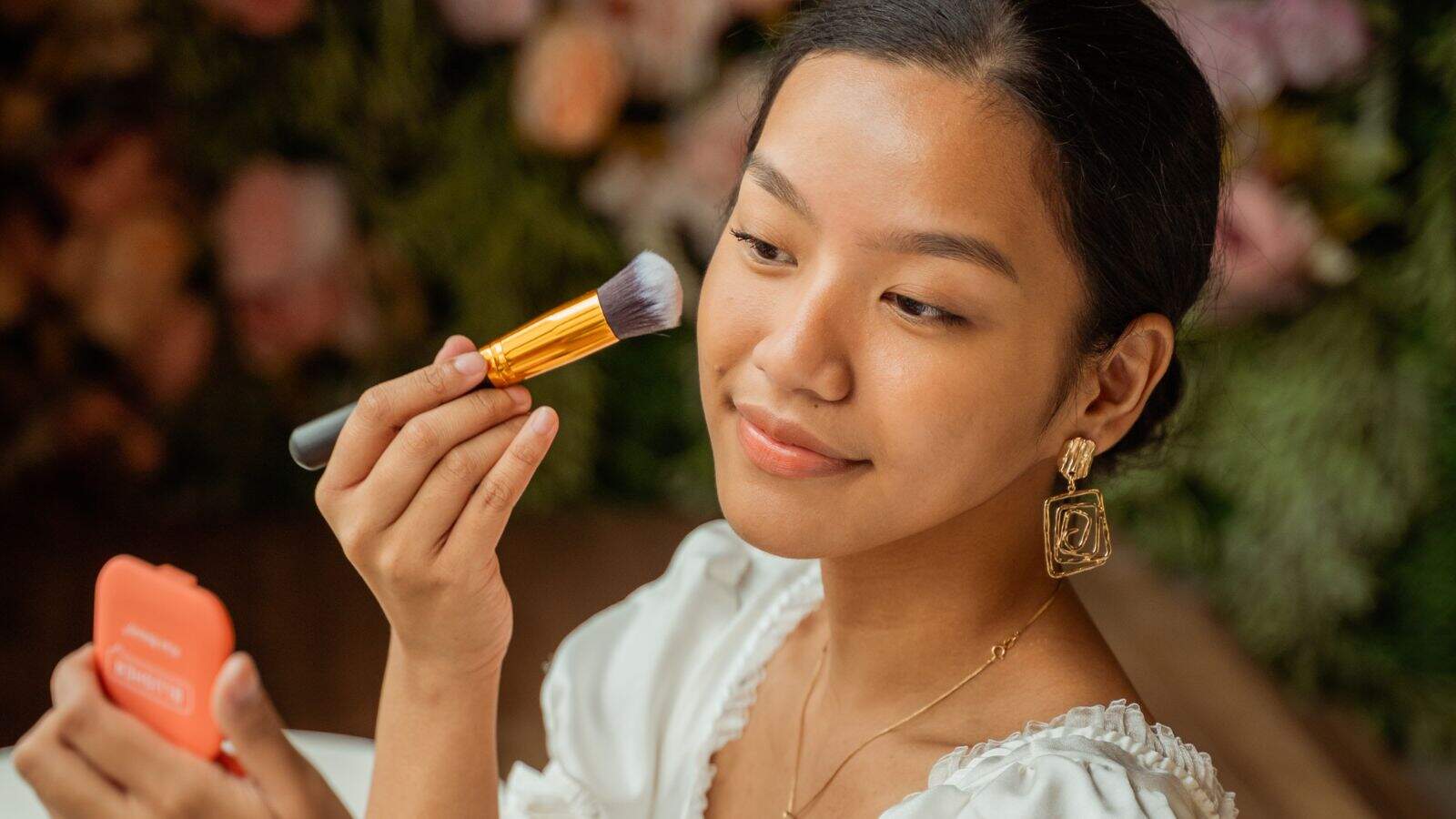 Maquillaje para verte más joven: 3 trucos que realmente funcionan en 2025