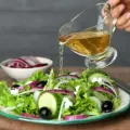 ¿Por qué NO deberías agregar aderezos a las ensaladas? Estos son los posibles efectos
