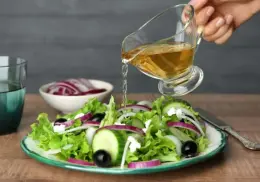 ¿Por qué NO deberías agregar aderezos a las ensaladas? Estos son los posibles efectos