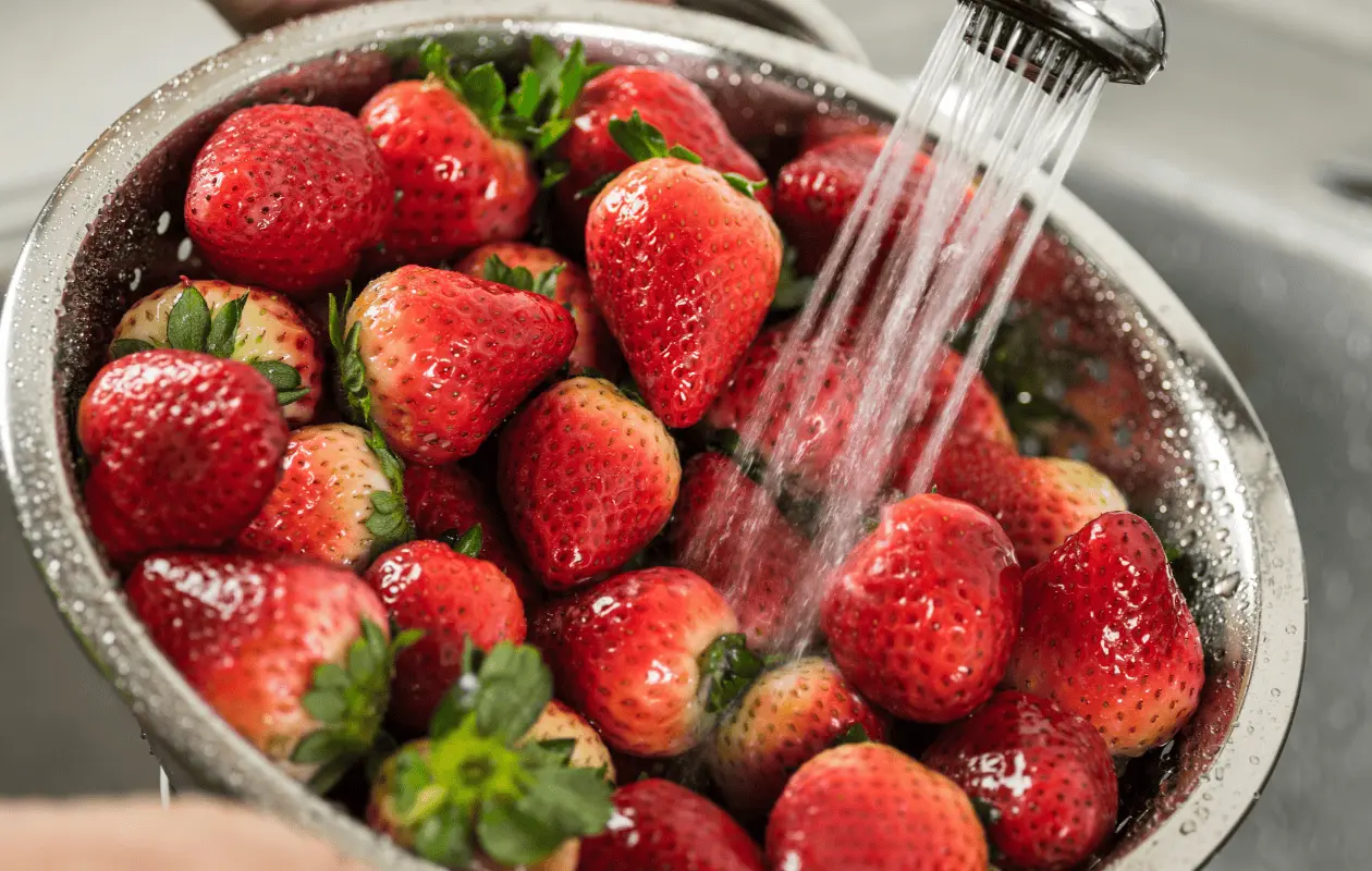 Conoce cuatro sencillos consejos para evitar un problema al consumir fresas.
