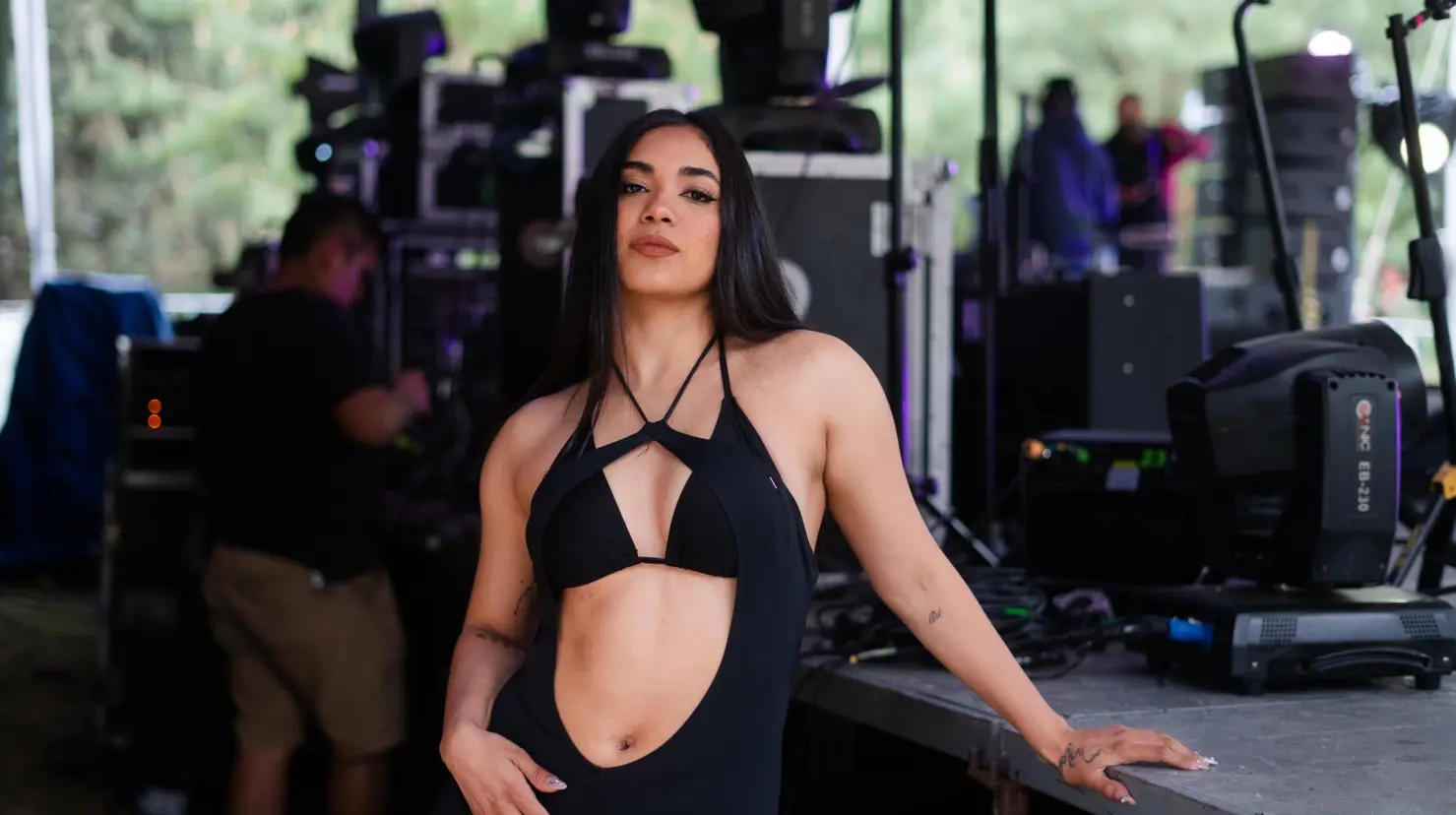 Astrid, orgullo cajemense transforma el escenario con fuerza, ritmo y pasión