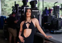 Astrid, orgullo cajemense transforma el escenario con fuerza, ritmo y pasión