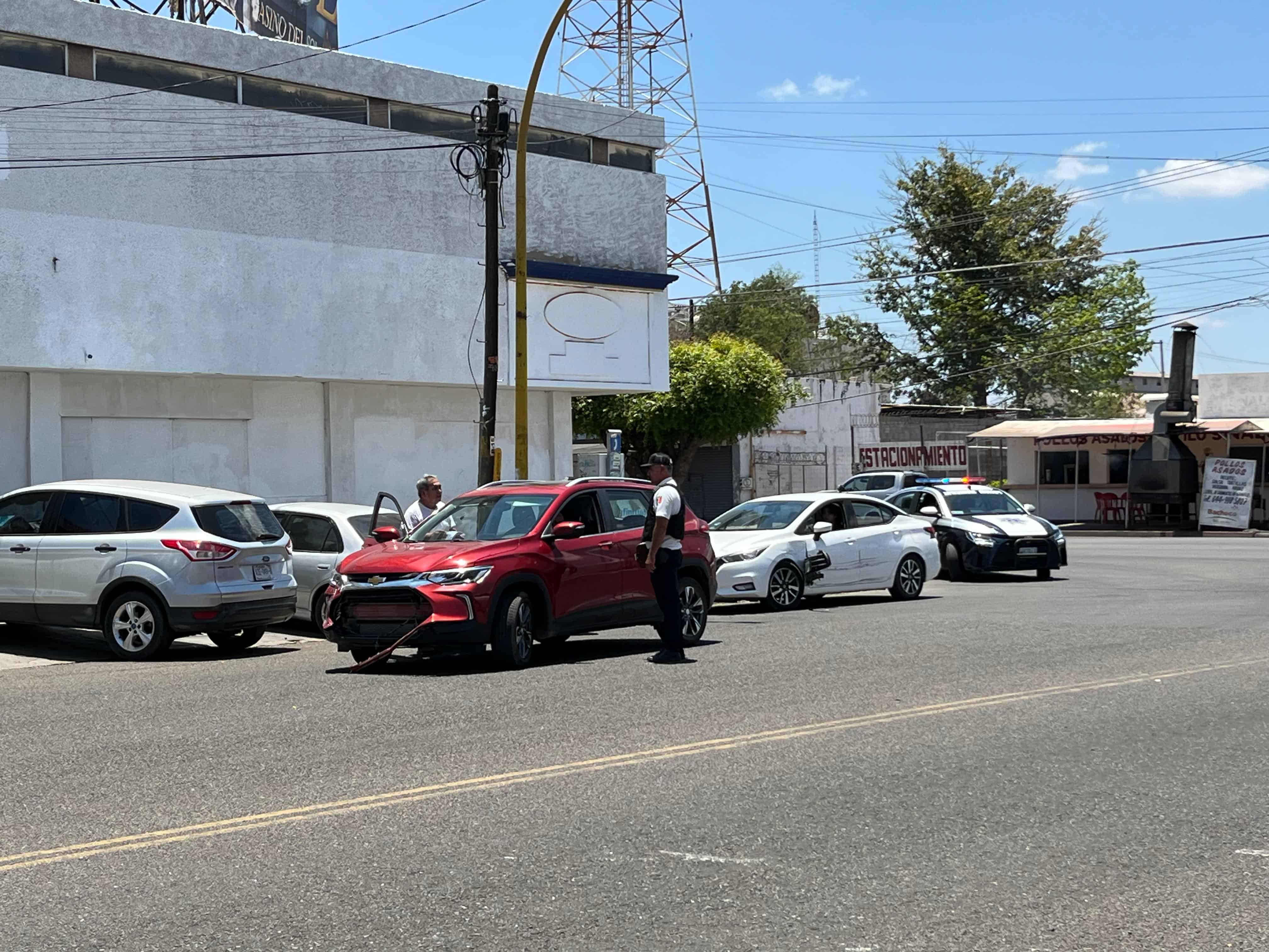 Chocan en céntrico crucero de Ciudad Obregón