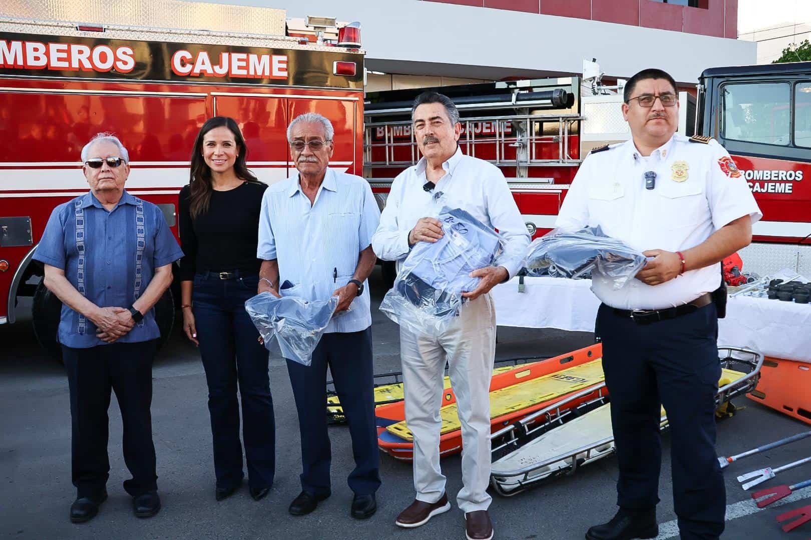 Javier Lamarque entrega unidades y equipamiento a H. Cuerpo de Bomberos
