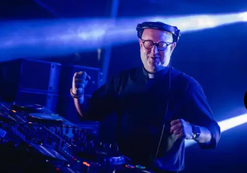 ¿Quién es el Cura DJ que estará en Ciudad de México? El sacerdote que evangeliza con música electrónica