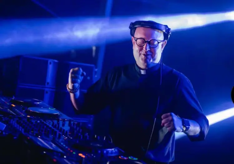¿Quién es el Cura DJ que estará en Ciudad de México? El sacerdote que evangeliza con música electrónica