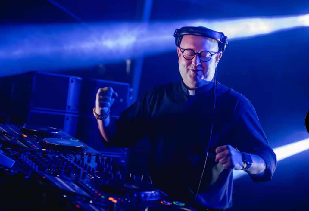 ¿Quién es el Cura DJ que estará en Ciudad de México? El sacerdote que evangeliza con música electrónica