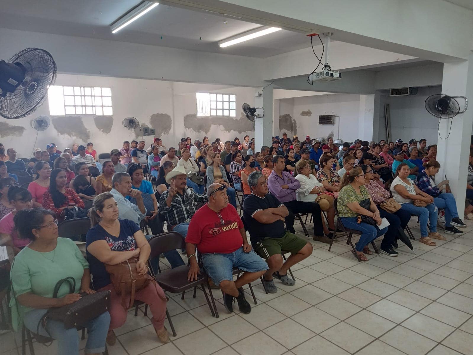 Unión de Usuarios atiende hasta 50 gestiones de CFE al día
