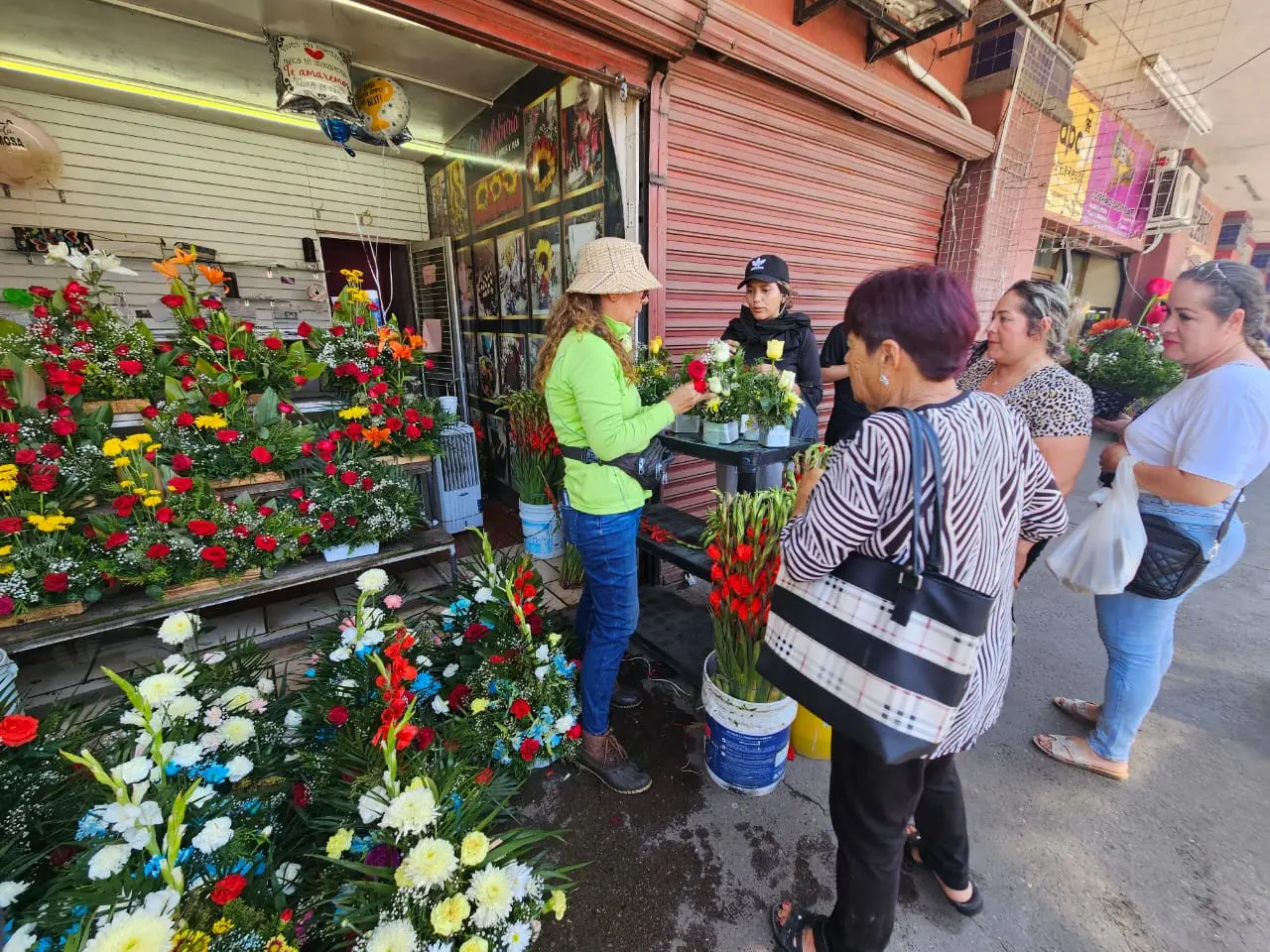 Tiene movimiento regular la venta de flores en el centro