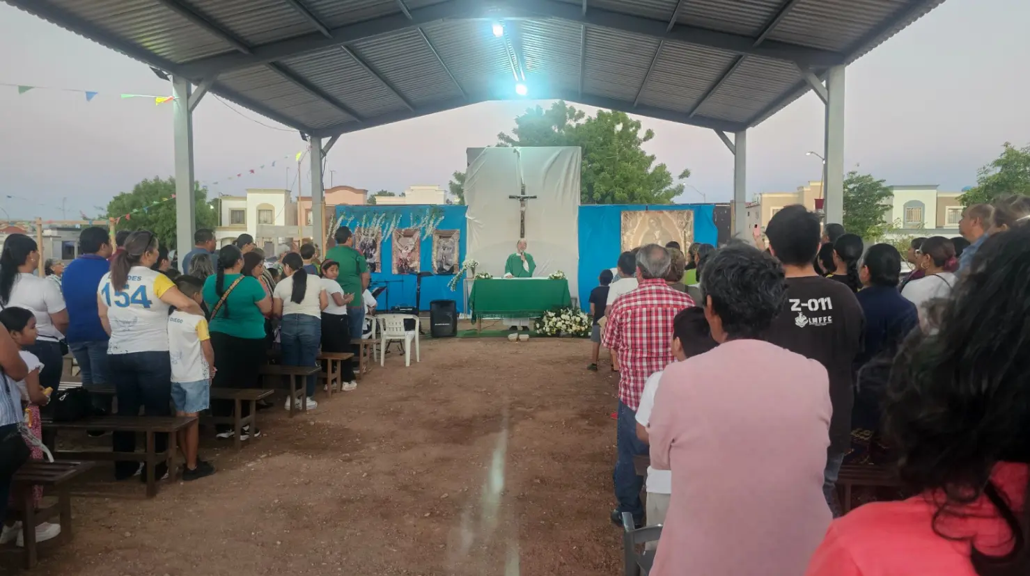 Celebran misa bajo un tejabán; buscan avanzar con construcción de nueva capilla