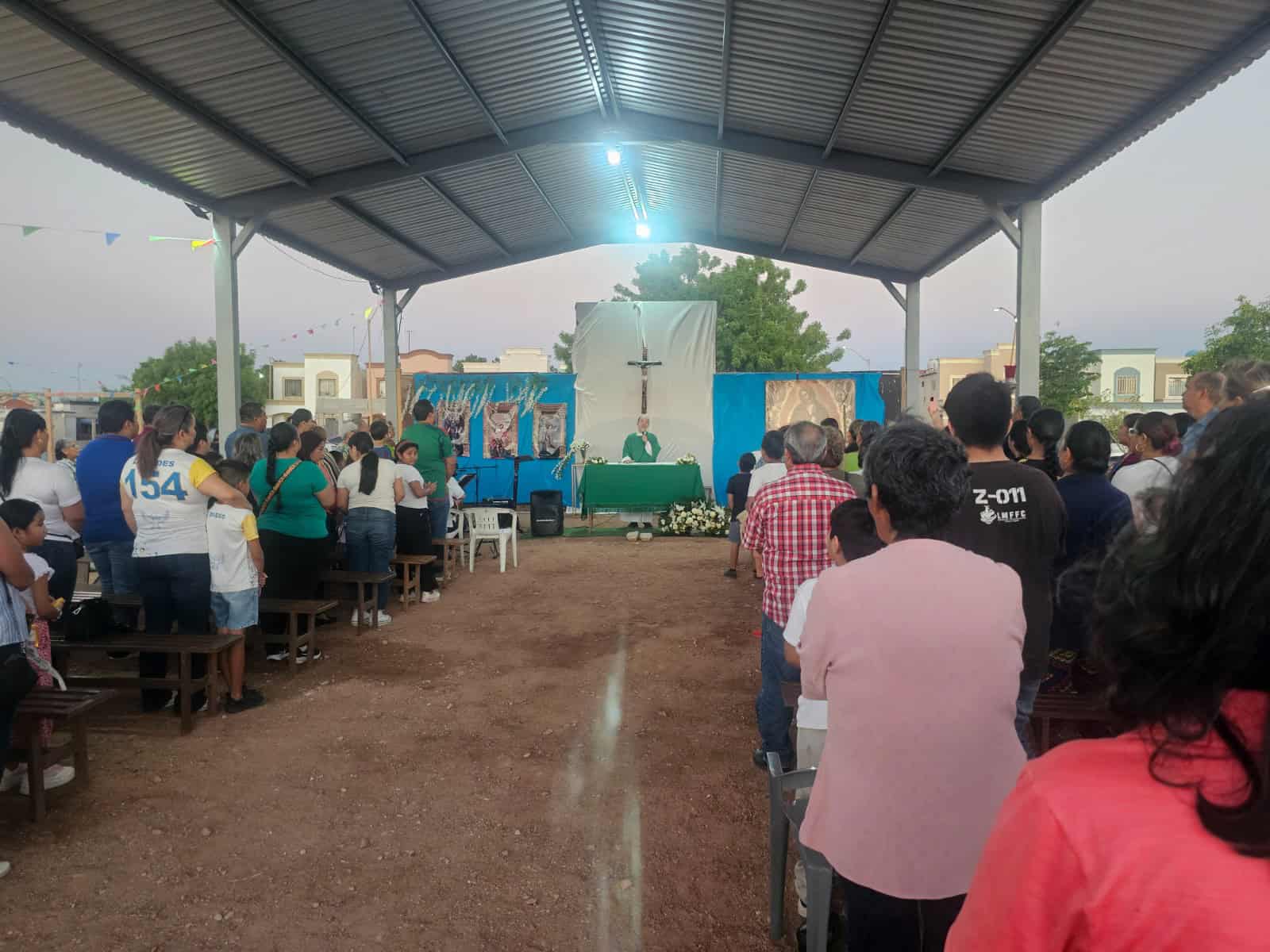 Celebran misa bajo un tejabán; buscan avanzar con construcción de nueva capilla