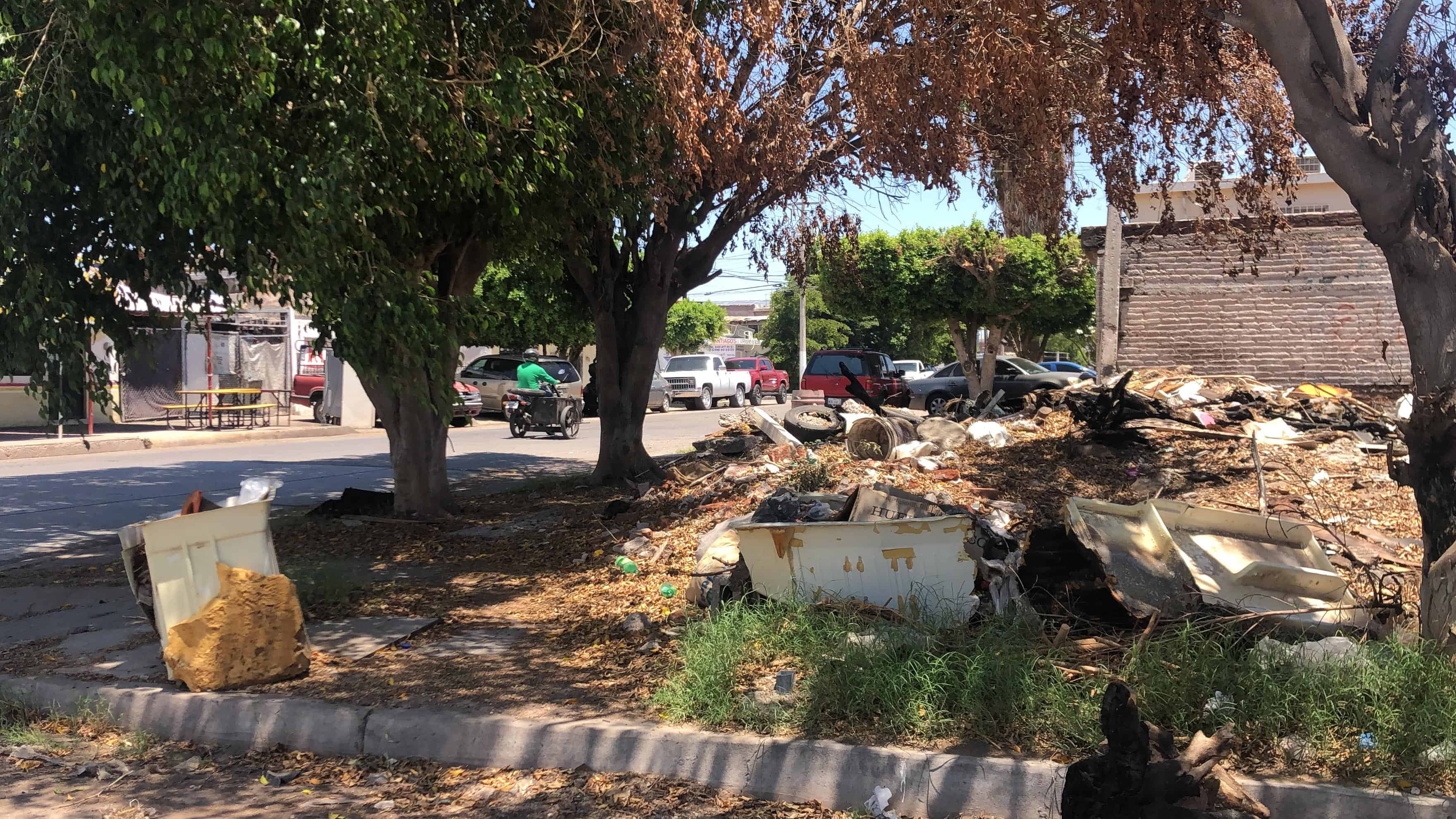 Prevalece el uso de casas y baldíos abandonados como basureros clandestinos
