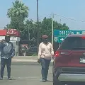 Familia hondureña pasa el Día del Padre pidiendo apoyo en las calles de Cajeme
