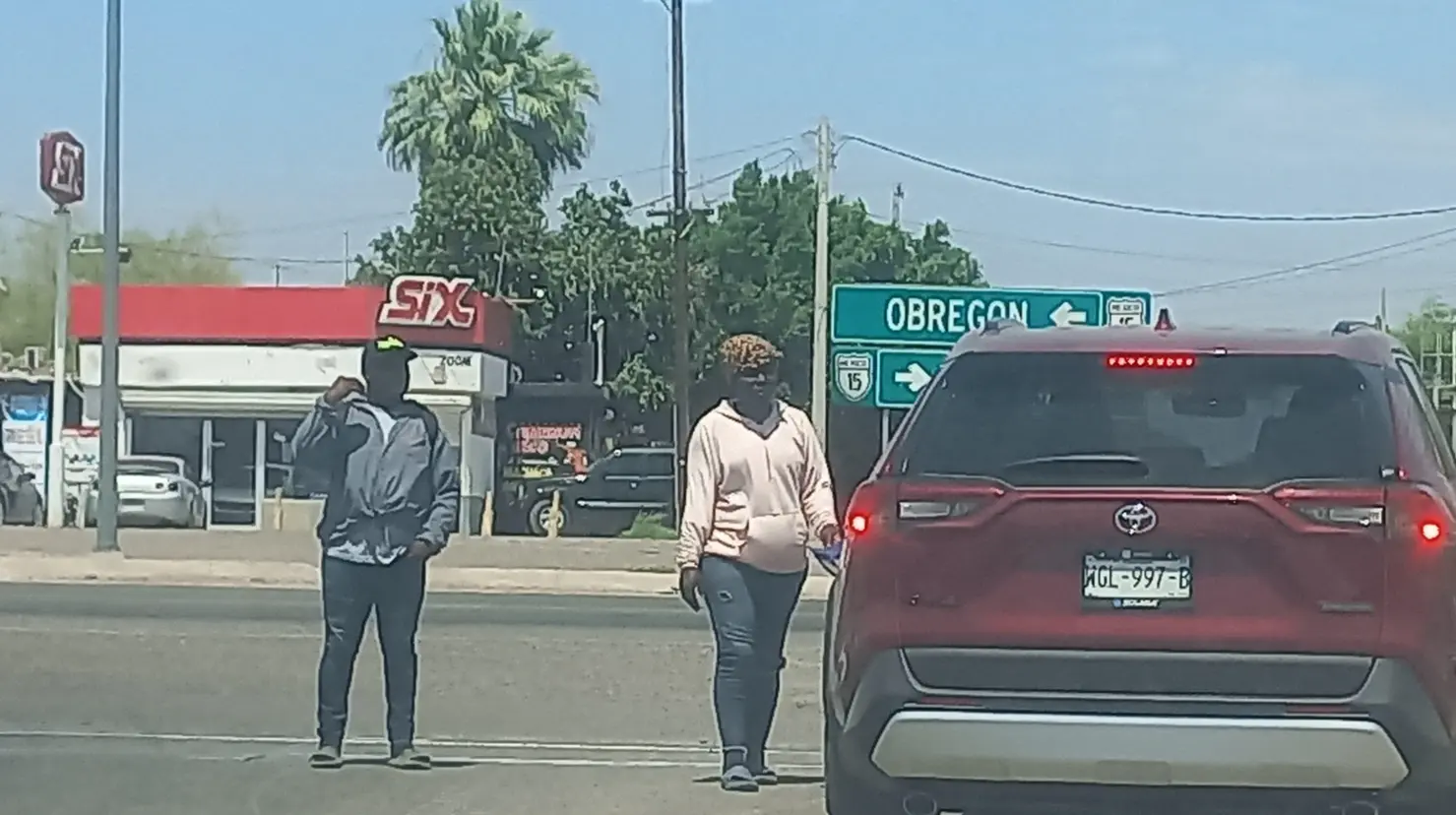 Familia hondureña pasa el Día del Padre pidiendo apoyo en las calles de Cajeme