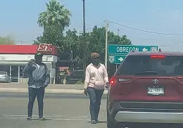Familia hondureña pasa el Día del Padre pidiendo apoyo en las calles de Cajeme