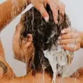 ¿Cada cuánto debes lavarte el cabello para mantener una melena limpia y saludable? Expertos revelan la respuesta