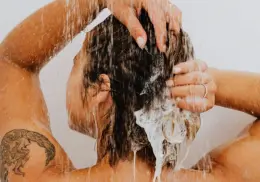 ¿Cada cuánto debes lavarte el cabello para mantener una melena limpia y saludable? Expertos revelan la respuesta