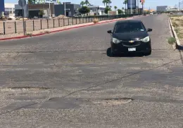 Calle 10 pone en riesgo a automovilistas en Ciudad Obregón
