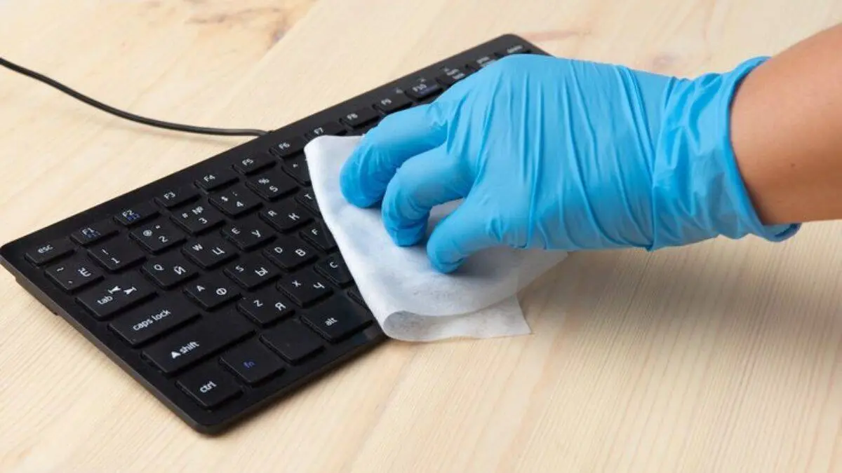 Esta es la forma correcta de desinfectar el teclado de una computadora ¿Qué pasa si no lo hago?