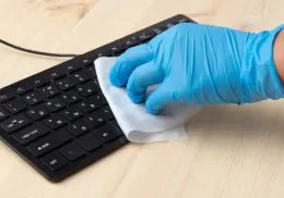 Esta es la forma correcta de desinfectar el teclado de una computadora ¿Qué pasa si no lo hago?