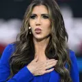 Kristi Noem, secretaria de Seguridad de Estados Unidos, es hospitalizada de emergencia en Washington