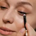 Así debes maquillar el párpado caído para agrandar la mirada y lograr un efecto elegante