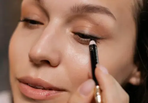 Así debes maquillar el párpado caído para agrandar la mirada y lograr un efecto elegante