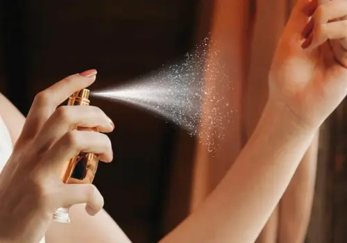 Este es el perfume árabe más elegido por mujeres de 40 por sus notas dulces y tropicales