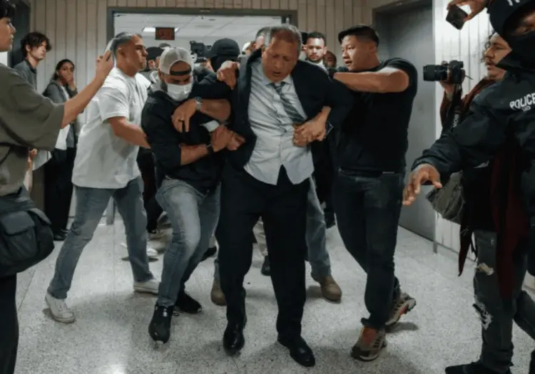 VIDEO | Arrestan a migrante y a político en Corte de Nueva York