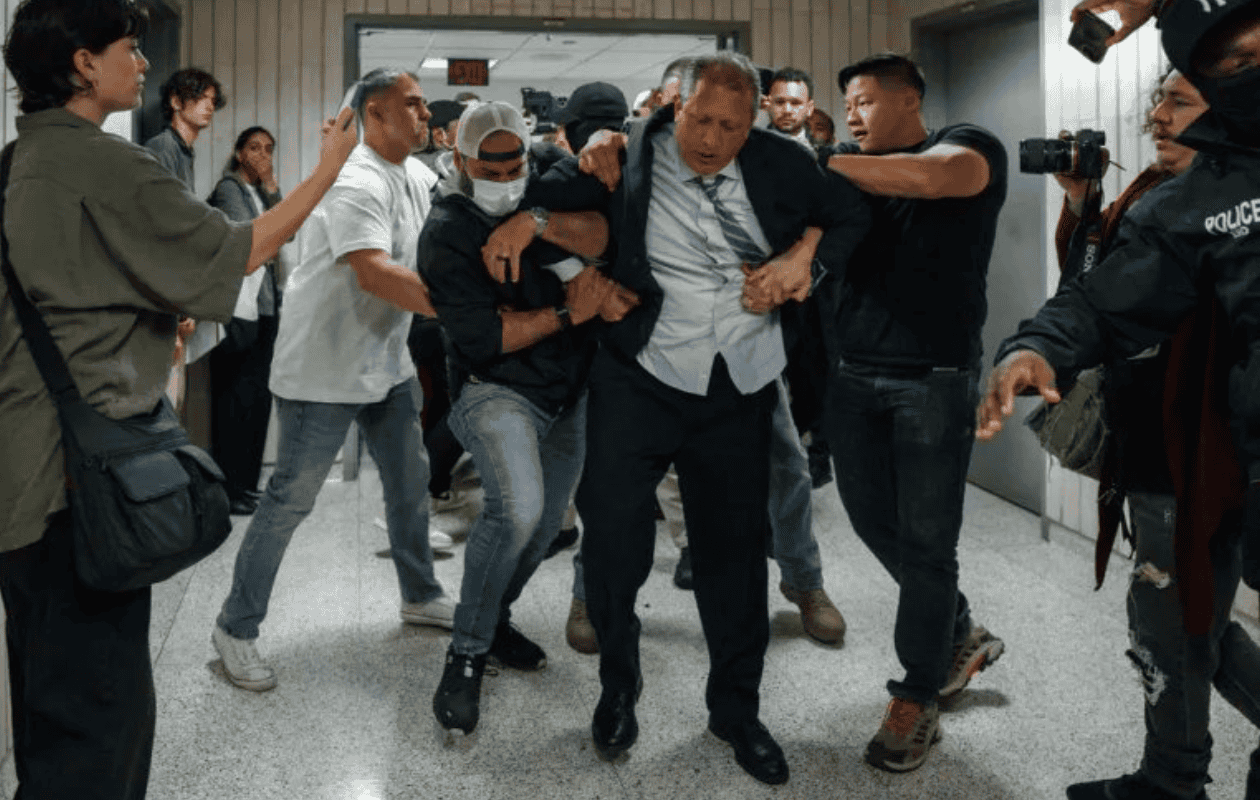 VIDEO | Arrestan a migrante y a político en Corte de Nueva York