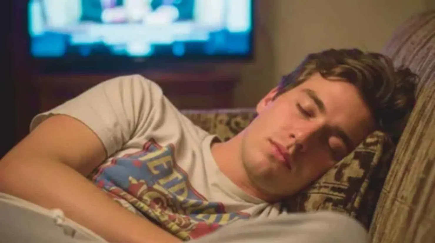 ¿Duermes con la tele prendida? Descubre cómo podría estar saboteando tu descanso y salud