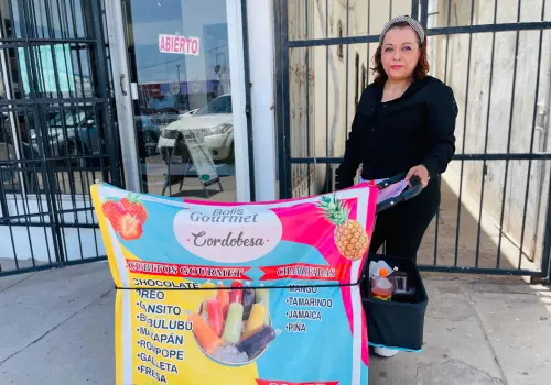 Veracruzana vende helados exóticos en Ciudad Obregón