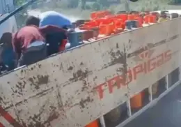 VIDEO | Trabajador sufre brutal accidente al quedar prensado en camión repartidor de gas en Honduras