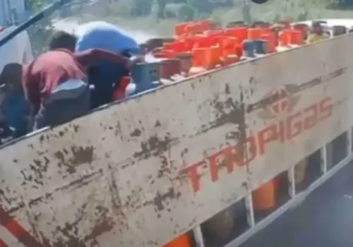 VIDEO | Trabajador sufre brutal accidente al quedar prensado en camión repartidor de gas en Honduras