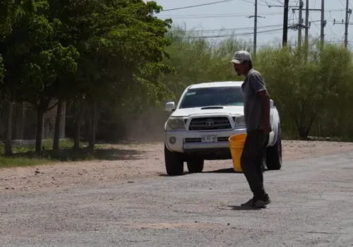 Piden rehabilitación de la calle Mil 400; tapan baches con tierra