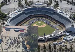 ICE niega haber enviado agentes al Dodger Stadium; presencia de CBP desata protestas en Los Ángeles